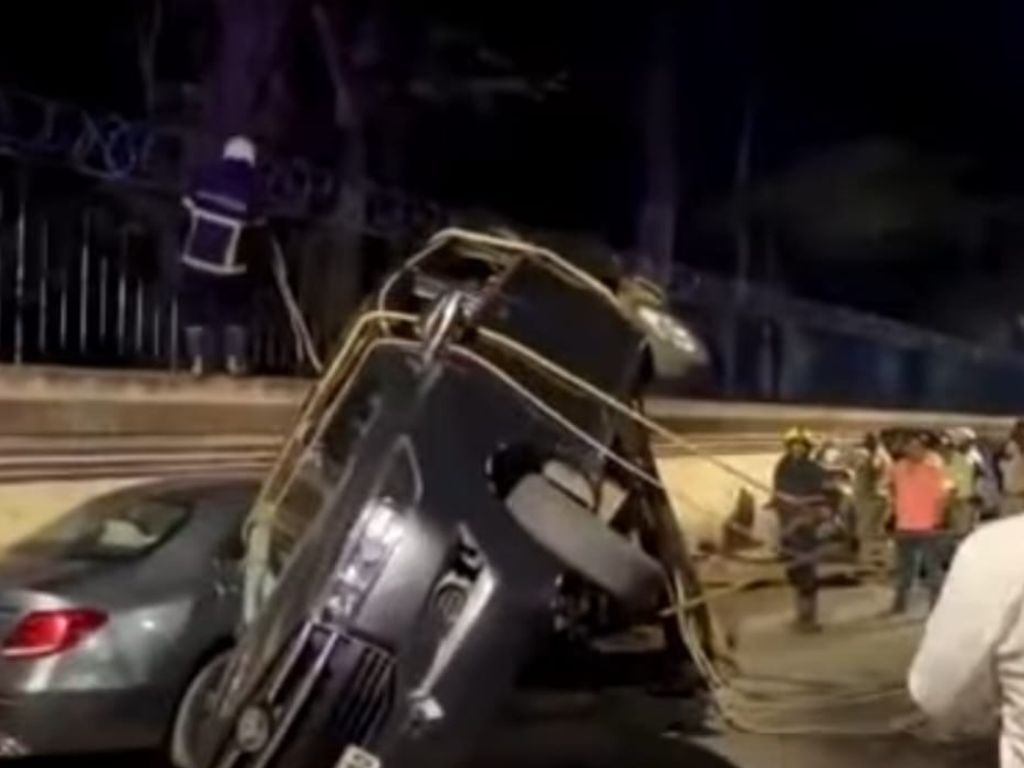 পথ দুর্ঘটনায় উল্টে গেল অভিনেতা অক্ষয় কুমারের গাড়ি